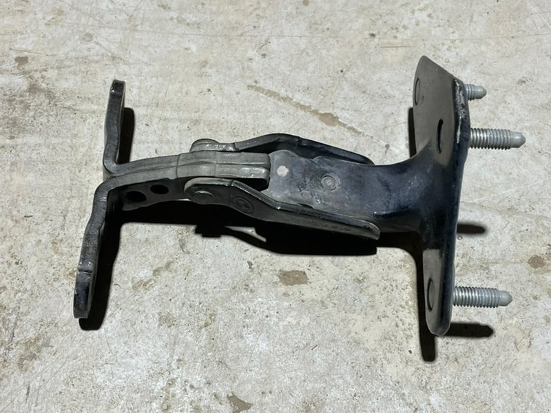 Петля двери багажника