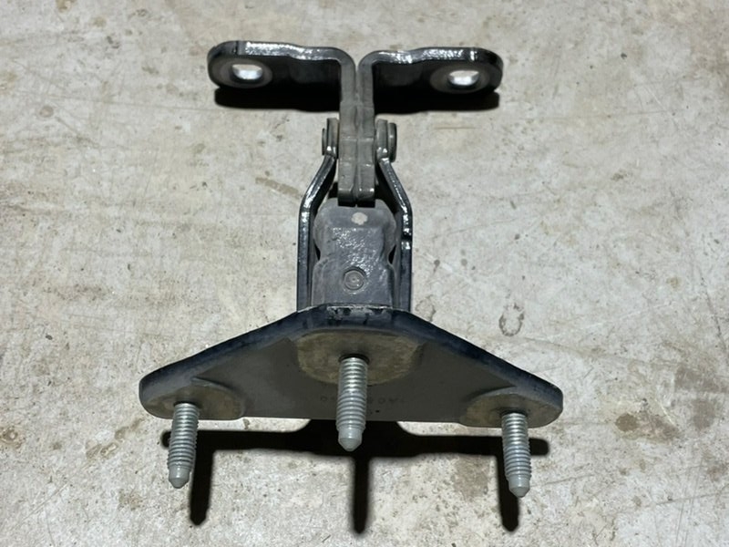 Петля двери багажника