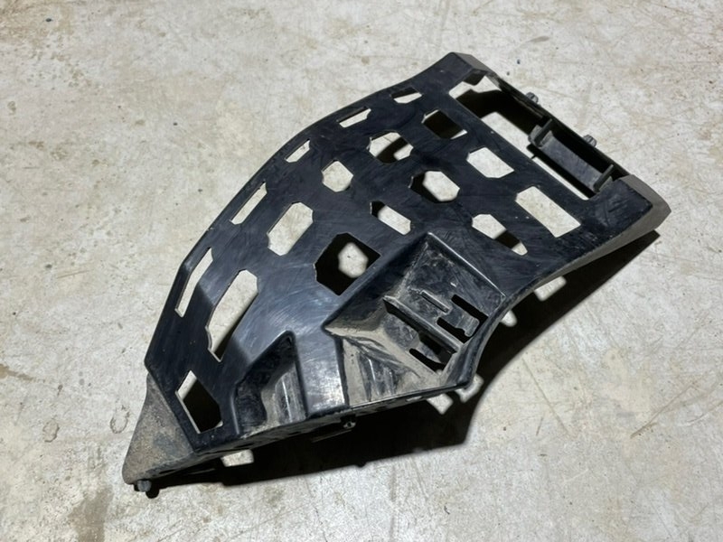 Кронштейн переднего бампера правый