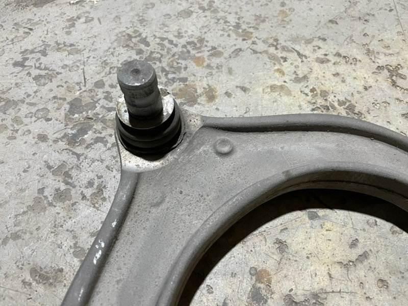 Рычаг передний левый