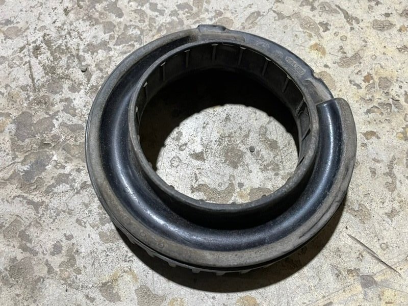 Опора задней пружины верхняя