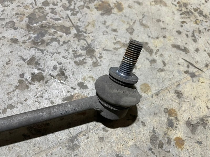 Стойка переднего стабилизатора левая