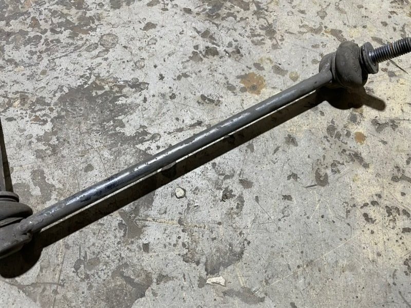 Стойка переднего стабилизатора правая