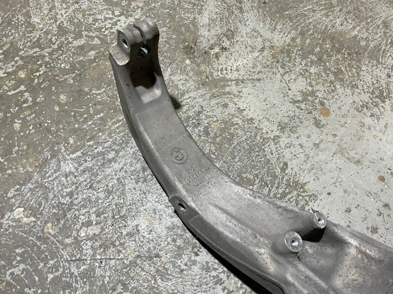 Кулак поворотный передний правый