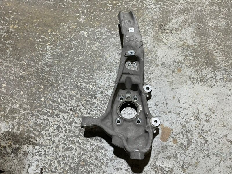 Кулак поворотный передний правый