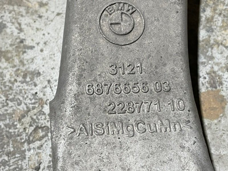 Кулак поворотный передний правый