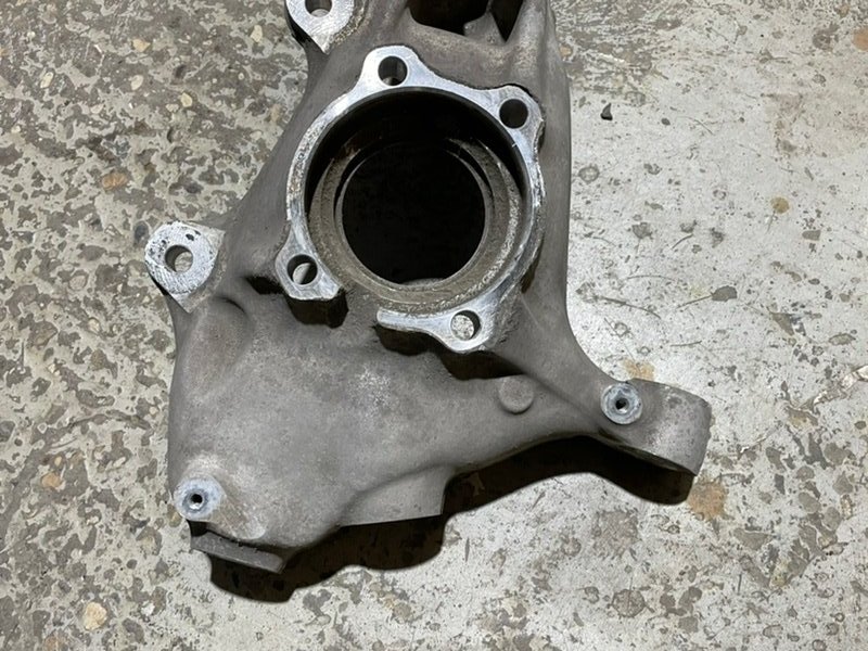 Кулак поворотный передний правый