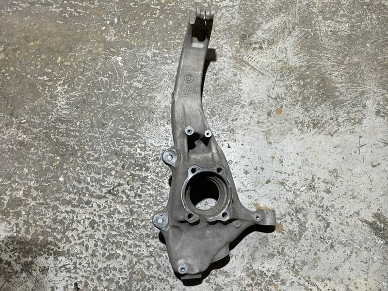 Кулак поворотный передний правый