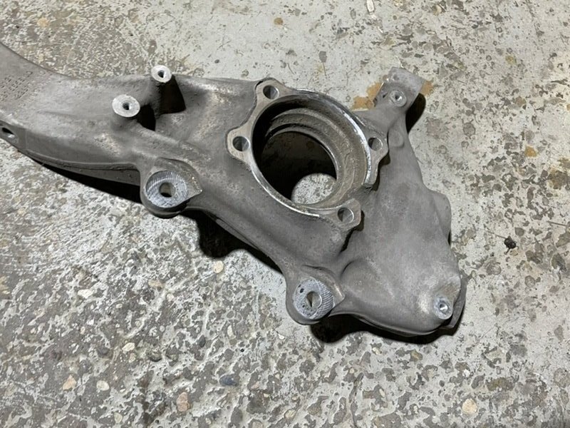 Кулак поворотный передний правый