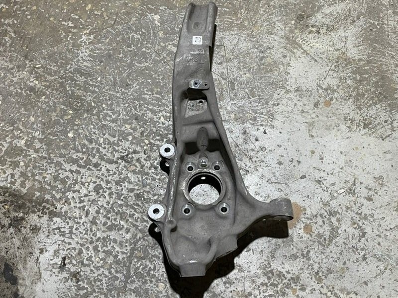 Кулак поворотный передний левый