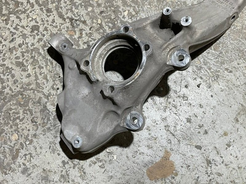 Кулак поворотный передний левый