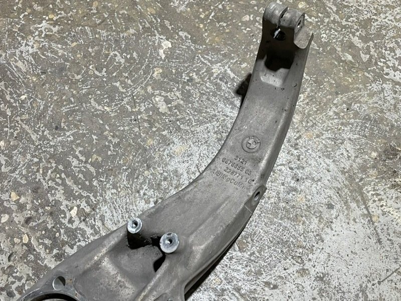 Кулак поворотный передний левый