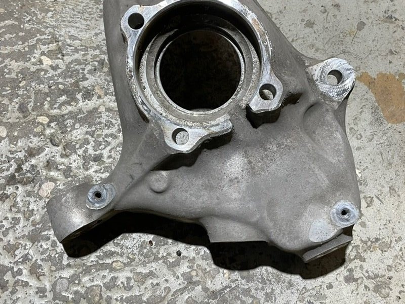 Кулак поворотный передний левый