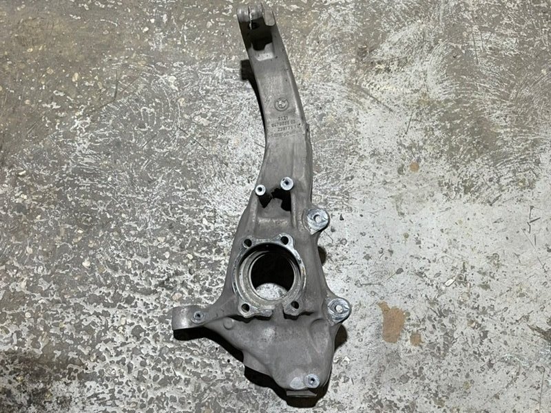 Кулак поворотный передний левый