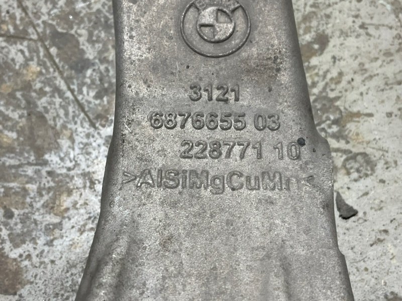 Кулак поворотный передний левый