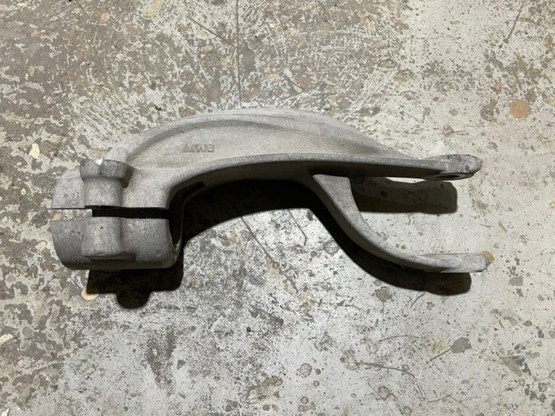 Кронштейн амортизатора левый