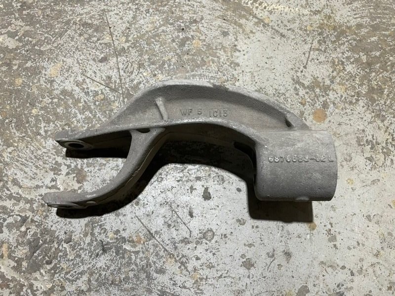 Кронштейн амортизатора левый