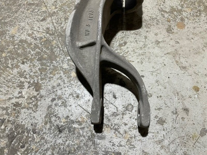 Кронштейн амортизатора левый