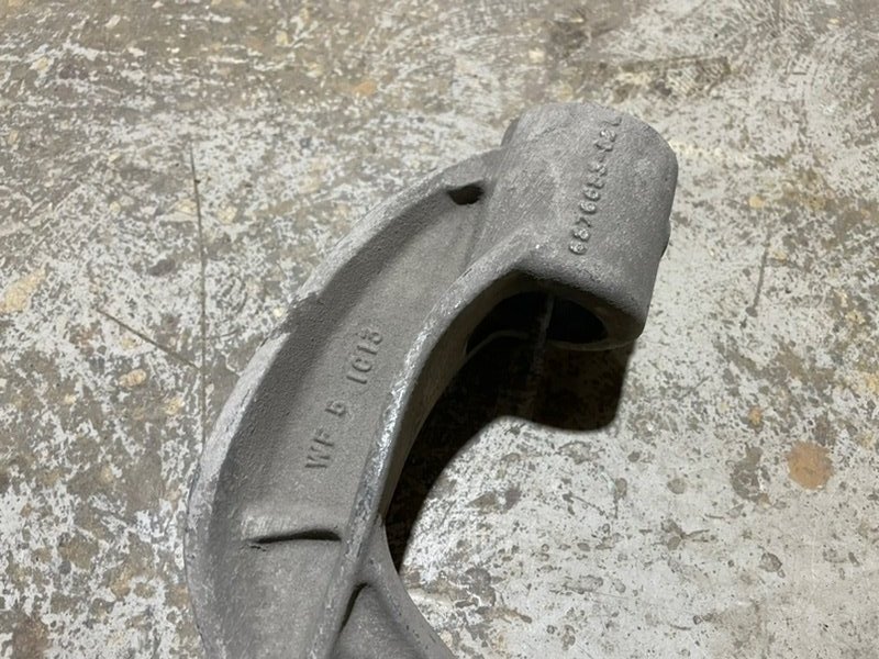 Кронштейн амортизатора левый