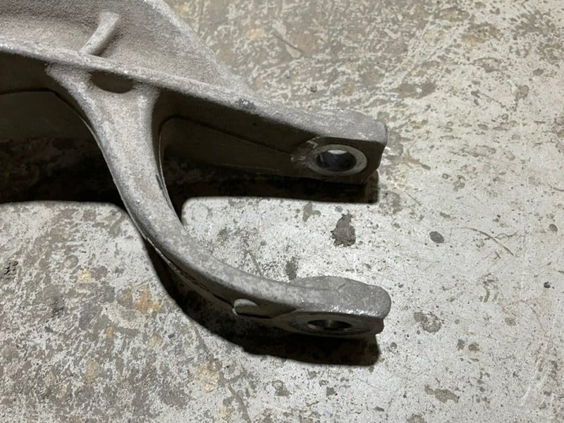 Кронштейн амортизатора правый