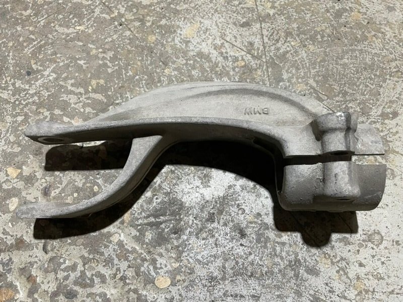 Кронштейн амортизатора правый