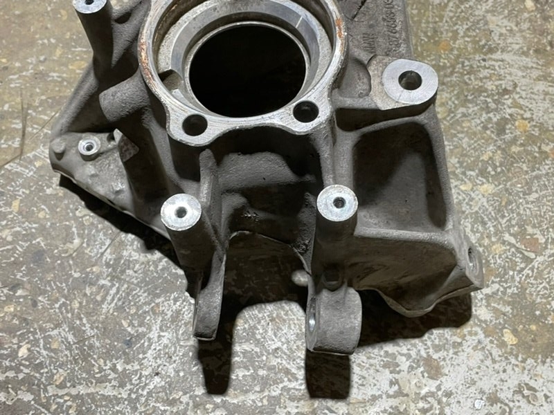 Кулак поворотный задний левый