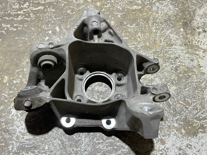 Кулак поворотный задний левый