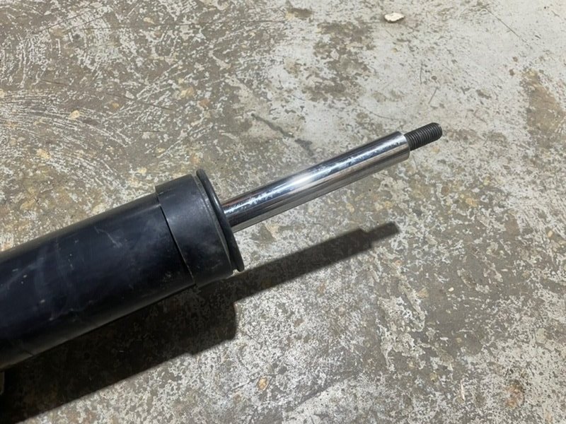 Амортизатор задний правый