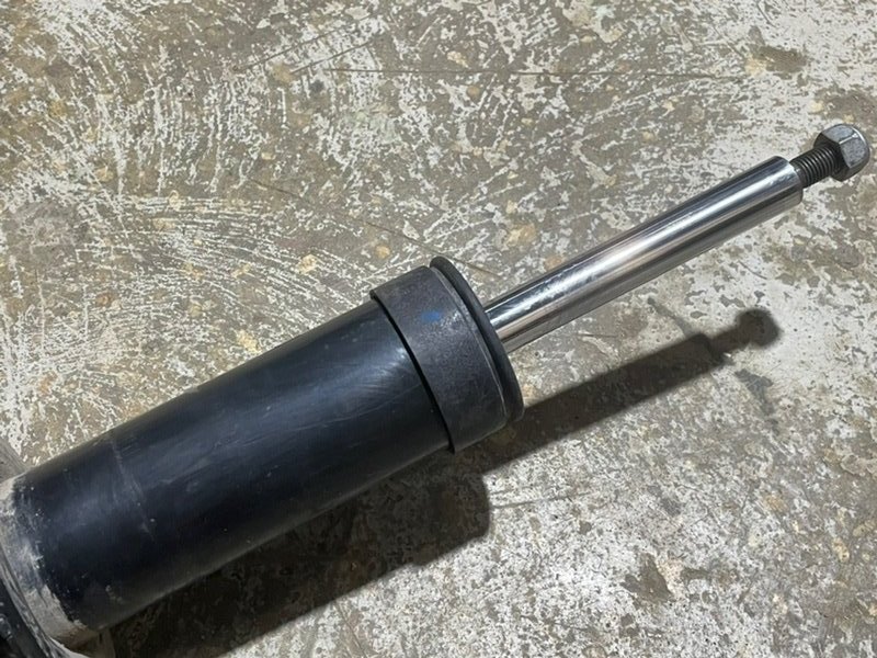 Амортизатор передний правый