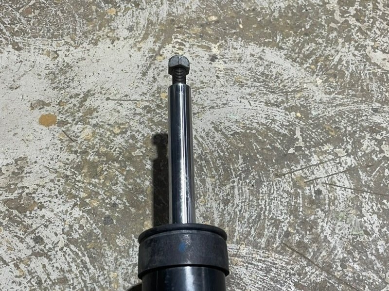 Амортизатор передний правый