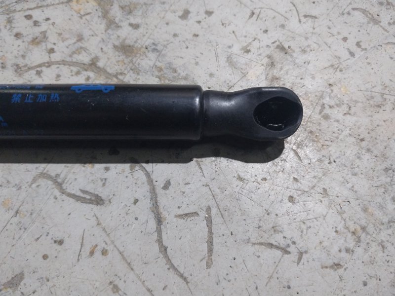 Амортизатор двери багажника