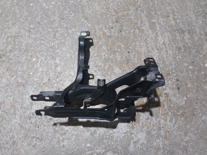 Кронштейн фар левый