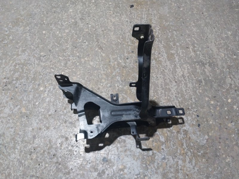 Кронштейн фар левый