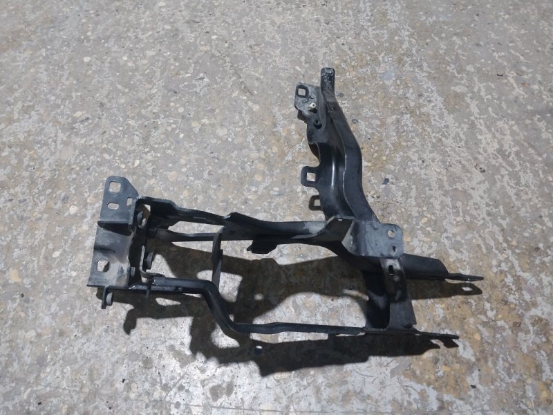 Кронштейн фар левый