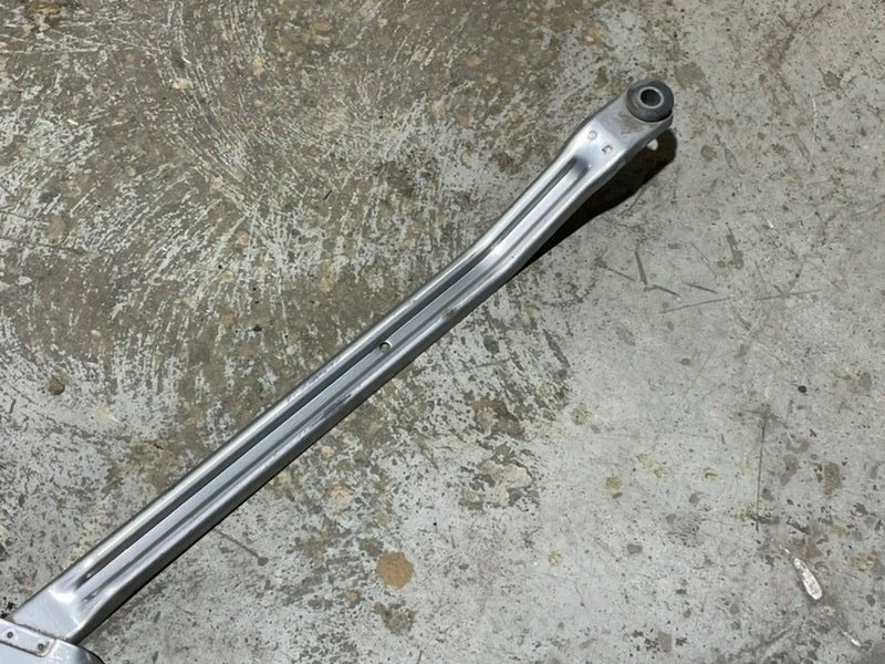 Кронштейн крепления топливного бака