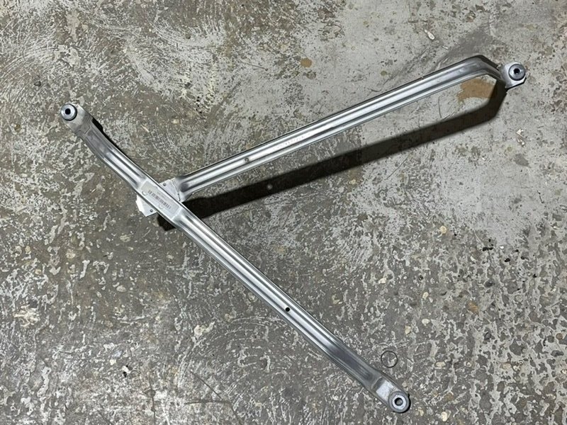 Кронштейн крепления топливного бака