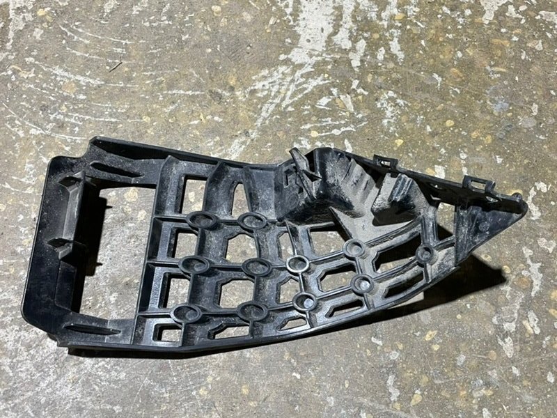 Направляющая переднего бампера левая