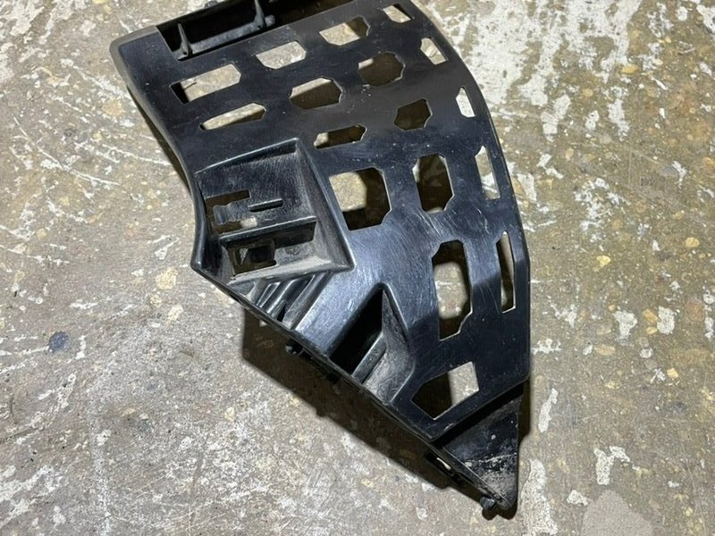 Направляющая переднего бампера левая