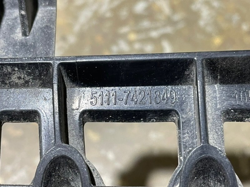 Направляющая переднего бампера левая