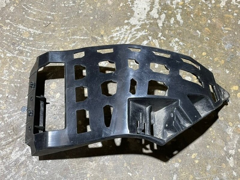 Направляющая переднего бампера левая