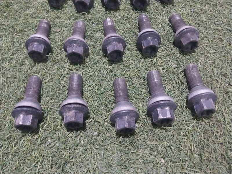 Болт колесный