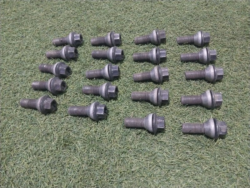 Болт колесный