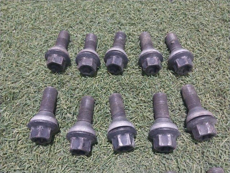 Болт колесный