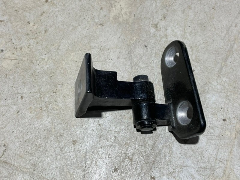 Петля двери