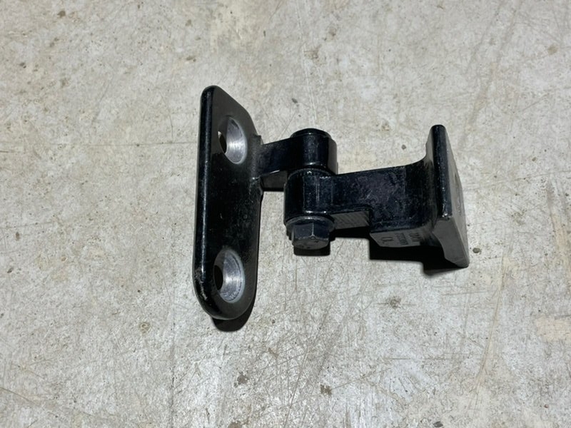 Петля двери