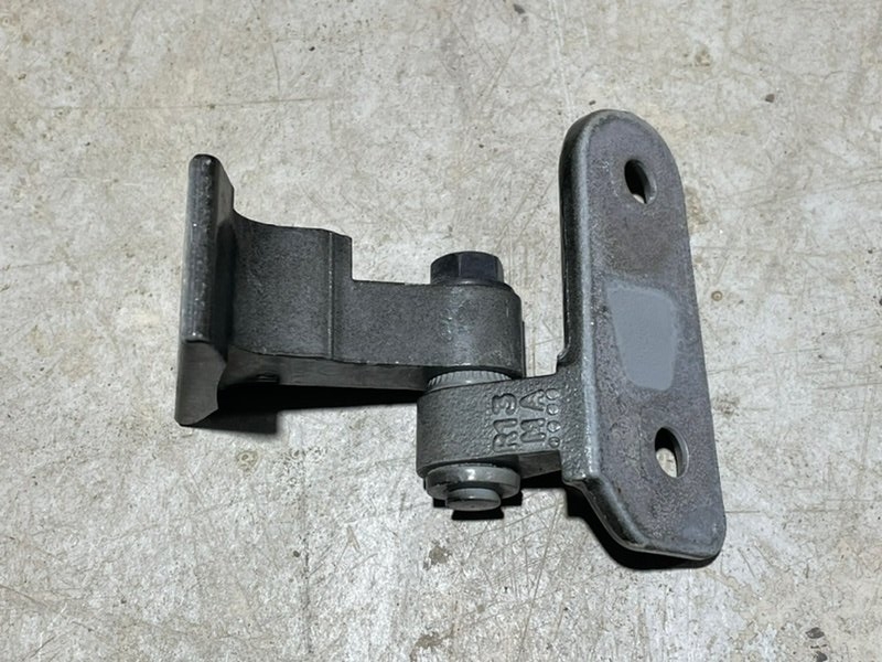 Петля двери