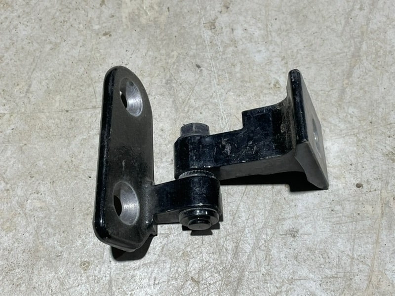 Петля двери