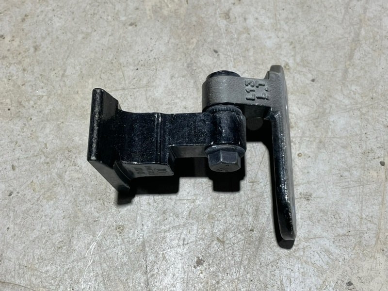 Петля двери