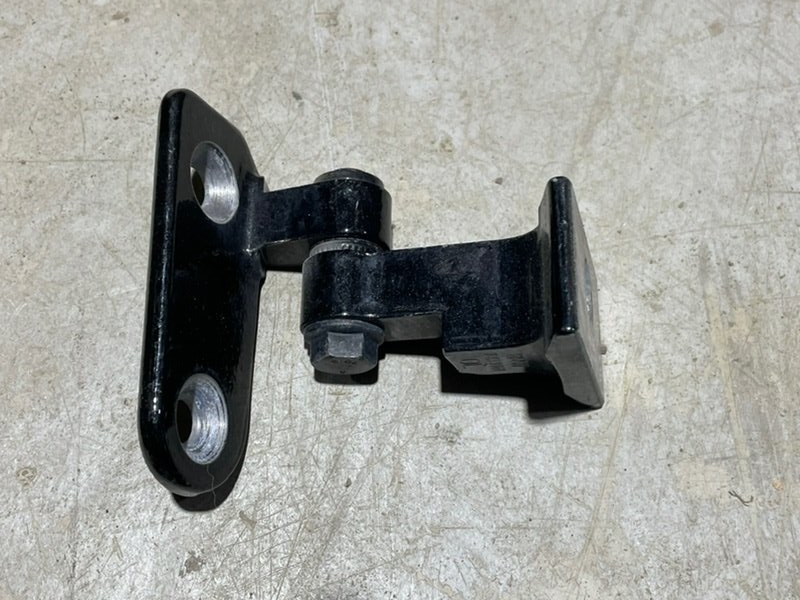 Петля двери