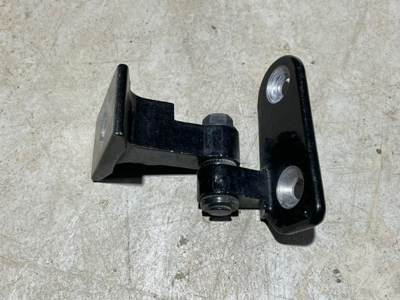 Петля двери